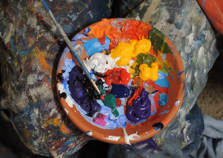 <p>AMACIMIZ</p><p>Ezberlemeyi değil, araştırmayı seven, Kişisel hak ve özgürlüklerini koruyabilen, Kendi ayakları üstünde durabilen, Güçlükler karşısında yılmadan savaşabilen,&nbsp;<br />Çalışkan ve sorumluluk sahibi olan, En az bir yabancı dili mükemmel düzeyde konuşan,Teknolojiye hâkim olan, Bilimsel düşünceye sahip olan, Sorgulamadan hiçbir düşünceyi kabul etmeyen, Başkalarının hakları olmazsa kendi haklarının da olmayacağını bilen,<br />Dünyanın her ülkesinde yaşamını sürdürebilecek kadar entelektüel olan, Yaşadığı toplumun geleneklerine, değerlerine ve inanışlarına saygılı olan,&nbsp;<br />Kendi değerlerine ve geleneklerine sahip çıkan, Geleceği inşa edecek ve dönüştürecek, donanımı yüksek, onurlu bireyler yetiştirmeyi hedeflemektedir.</p><p>VİZYONUMUZ</p><p>Sakarya Amerikan Kültür Koleji, ulusal değerleri önemsediği kadar, evrensel niteliğe de sahiptir; benimsediği değerler ışığında bilimsel ve sosyokültürel yapıya uygun eğitim modelini sürekli geliştirmektedir&hellip;</p><p>FARKIMIZ</p><p>Sakarya Amerikan Kültür Koleji;</p><p>Uluslararası bakış açısı, Öğrenen merkezli yaklaşım, Sorgulamaya dayalı öğrenme, Alanlar arası planlama ve uygulama, Bireysel özelliklere uygun programlar, Proje temelli eğitim çerçevesinde,</p><p>a) Öğrencilerin yaratıcı düşünme becerilerini geliştiren, yaşamla ilişkilendiren ve her bireyin öğrenme süreçlerindeki farklılığını dikkate alan, farklı öğrenme biçimlerini destekleyen, yabancı dilde kendini ifade edebilme becerisini geliştiren eğitim sistemi,</p><p>b) Öğrenme ortamlarının, öğrenci gelişimine destek sağlayacak şekilde tasarlanması,</p><p>c) Teknolojiyi doğru ve etkin kullanma olanaklarının sağlanması,</p><p>d) Öğrencilerin var olan ilgi ve becerilerinin gelişmesine imkân tanıyan yeni ve farklı eğitim-öğretim modellerinin, uluslararası programlar ile zenginleştirilmesi,</p><p>e) Bilimsel merak ve araştırma duygusunun yaratılması ve geliştirilmesine olanak sağlayan dinamik sınıf ortamları,</p><p>f) Demokratik, şeffaf, iletişime açık, yapıcı eleştirileri önemseyen ve çözüm arayan yönetim anlayışı,</p><p>g) Öğrenmeyi seven, bilgiyi sorgulayan, iletişim kurabilen, sorumluluk alabilen; Atatürk ilke ve devrimlerine bağlı, prensip sahibi, duyarlı, risk alabilen, özgüvenli, yaşam boyu öğrenen ve üreten bireyler yetiştirerek fark yaratır.</p><p>EĞİTİM SİSTEMİ</p><p>&bull; Okulumuz çağdaş, yaratıcı, sosyal, anadilinde ve yabancı dilde kendini ifade edebilme becerisini geliştirmiş bireyleri destekleyen bir öğrenme ortamı sunar.</p><p>&bull; Okulumuz; uyguladığı eğitim ve öğretim modellerinin özünde var olan &ldquo;etkin ve bütünsel öğrenme&rdquo; anlayışına uygun:</p><p>Öğrencilere doğal yaşam deneyimleriyle öğrenme fırsatları sunan, Yorumlama ve düşünme becerisi ile bireysel düşünme kapasitesini geliştiren,</p><p>Bilgiyi kullanarak yaratıcılığı arttıran, Öğrencinin öz denetimini destekleyen, Kendi yeteneklerinin farkında olan ve bunları geliştirmeyi amaçlayan, Bireysel farklılıklara duyarlı eğitim sistemi ile bilinir.</p><p>Eğitim-Öğretim Programı</p><p>AK Okullarıi&rsquo;nde programlar, ulusal ve uluslararası değerlere sahip, bütünsel bir bakış açısı ile planlanır.&nbsp;<br />Tüm derslerde uygulanacak olan program; öğrenmeyi öğrenme yollarını kazandırma amaçlı, temel kavram, beceri ve tutumların aynı düzeyde geliştirilmesini sağlayacak nitelikte, öğrenen odaklı olarak yapılandırılır.</p>