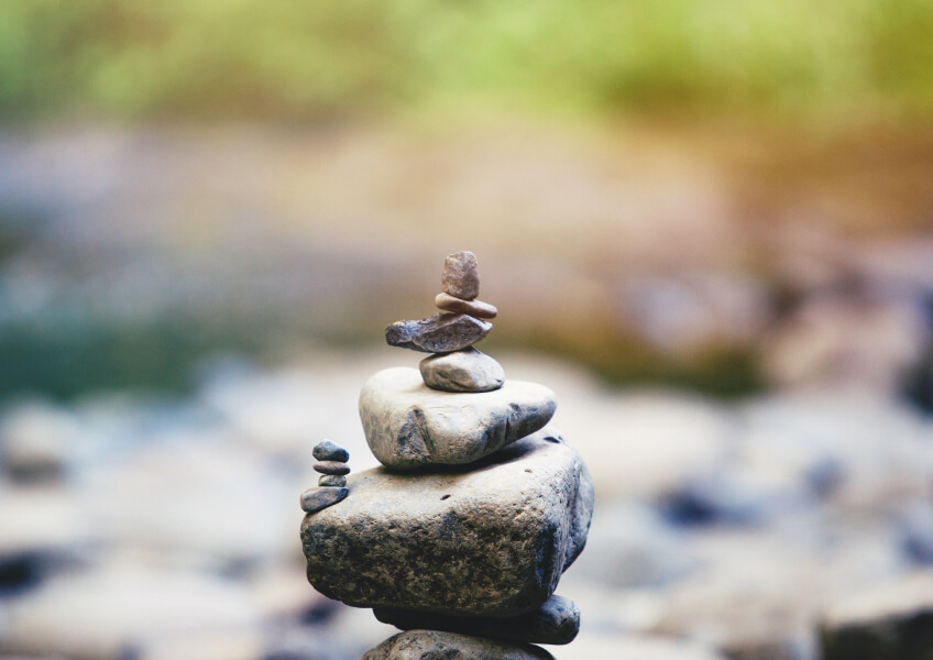 <p>Robotik ve kodlama derslerimizde, uluslararası eğitim teknolojileri standartları çerçevesinde öğrencilerimizin sahip olmasını hedeflediğimiz, bilişim teknolojileri bilgi ve becerileri,&nbsp; ders müfredatımızda disiplinler arası çalışmaları destekleyecek şekilde şu temalar altında yapılandırılmaktadır:</p><p>&nbsp;</p><ul><li>Günlük Yaşam ve Teknoloji Tasarımı</li><li>Bilişimsel Düşünme ve Kodlama</li><li>Dijital Vatandaşlık</li><li>Üretkenlik</li><li>Yaratıcı Tasarım</li></ul><p>&nbsp;</p><p>Planlamamızda Teknolojiyi ve bilgi sistemlerini tam ve yetkin kullanan, doğru yerde doğru teknolojik çözümler getirebilen bireyler yetiştirilmesi hedeflenmektedir.<br />Müfredatımız, yeni teknolojileri tanıtarak, yaratıcı ve stratejik düşünme becerilerini kullandırarak, gelecekte hayatımıza girecek yenilikçi teknolojik çözümleri araştıran, planlayan ve tasarlayan öğrenci modeli eğitimleri kapsamaktadır.<br />Öğrenciler uygun Bilişim Teknolojileri kaynak ve araçlarını seçerek ve/veya birlikte kullanarak gündelik yaşamda bir probleme çözüm getirecek yaratıcı &nbsp;ürünler tasarlamakta, otomatik kontrol sistemler oluşturmak üzere farklı çözümleri anlayarak, algoritmik düşünerek model geliştirip ve programlamaktadır.</p>