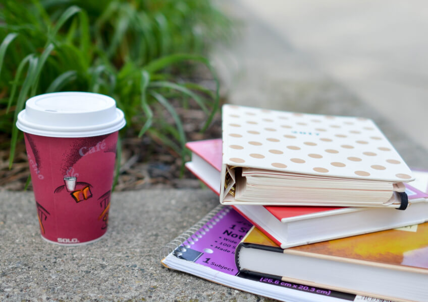 <p>Sanat bölümü, sadece sanatçı yetiştirmek değil, yetiştirdiğimiz her öğrencideki yaratıcılığı ortaya çıkarmaya ve onların estetik, duygusal, görsel eğitim ihtiyaçlarını karşılayarak hayatta karşılaşacakları sorunları farklı çözümler üretmelerini sağlamaya yönelik çalışmalar yapmaktadır.</p><p>Gelecekte kimin büyük bir sanatçı olacağını kimse bilemez. Her öğrenci yeni bir tarz deneyen ya da sanatta yeni akımlar yaratan bir sanatçı adayı olabilir. Bu ilkeler doğrultusunda okulumuz, farklılaştırılmış atölye ortamlarında öğrencilerimize çeşitli öğrenme seçenekleri sunarak onların öncelikli ilgi, istek ve sanat potansiyellerini ortaya çıkarmayı hedeflemektedir.</p><p>3 boyutlu çalışmalar, Ebru, Cam vitray, Dekorasyon, Seramik, Ayın ressamı, sergiler, okul içi ve dışı yarışmalar ile zenginleşen ders ve ders dışı etkinliklerimiz öğrencileri dünya vatandaşı yapma yolundaki portfolyo birikimini desteklemektedir.</p>