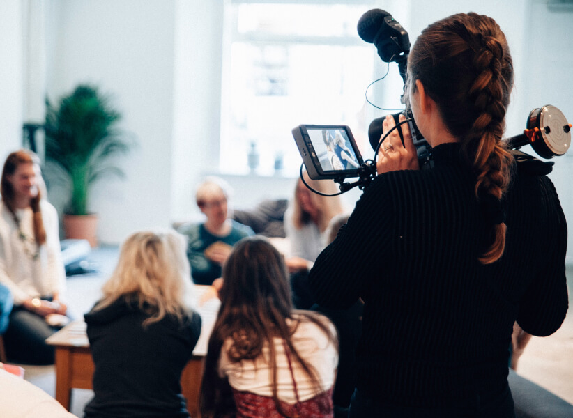 <p>Drama derslerinde, öğrencilerimizin yaratıcılığını, iletişim becerilerini, olumlu benlik algısını, kendisini farklı şekillerde ifade edebilmesini, estetik duyarlılığının oluşmasını sağlamak hedeflenmektedir. Okulumuzun kendine özgü müfredatı uygulanmaktadır.</p><p>Yaratıcı Drama dersleri öğrencilerimizde var olan yetilerin açığa çıkmasını, kendine güvenen, araştıran, üreten, sorumluluk sahibi, özgür &ndash; özgün düşünen, katılımcı, hoşgörülü bireylerin yetişmesine olanak sağlamaktadır. Yaratıcı bir deneyimde aktif rol alarak ortak hedef doğrultusunda iş birliği içinde çalışmayı kavratmak, problem çözme aracı olarak yaratıcı drama performanslarını kullanmayı öğretmek, yaratıcı dramanın farklı türleri ile kültürel bağlantıların nasıl yapılabileceğini öğretmek, kişisel ilgi ve becerileri belirleyip dramatik yöntemlerle bunları geliştirmek, öğrencilerin Dramatik fikirler sayesinde konuşarak, görsel, işitsel devinimlerle özgüvenlerini geliştirmeleri hedeflenmektedir.</p><p>Hareket, Pandomim, Taklit- oyun, Dramatizasyon, Rol Oynama, Doğaçlama, Müzik &ndash; devinim &ndash; ritim, &nbsp;Öykü anlatma &ndash; kurma gibi teknikleri derslerimizde uygularken eş zamanlı olarak hayat hazırlık görevi de en üst seviyede verilmektedir.<br />Ana sınıfından Lise 11.sınıfa kadar süren zorunlu ders programı dışında, &nbsp;yazılı metin çalışmaları, rol yaratma, var olan bir rolü canlandırma, sahne, tiyatro bilgisi, oyun yazma ve canlandırma, dramatizasyon ile öğrencilerimizin özgüvenlerini pekiştirerek sahne ve oyunculuk yetileri de geliştirilmektedir.</p>